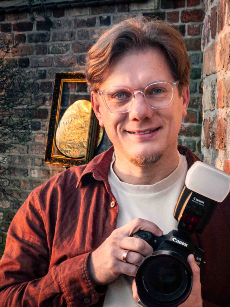 Dominic Mann-Sommer mit Kamera – Fotograf für Handwerksbetriebe