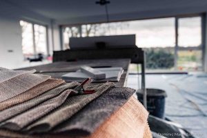 Detailaufnahme: Stoffprobe in Licht und Schatten